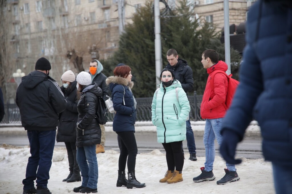 Появились снимки первых посетителей сквера Симбирцева в Волгограде