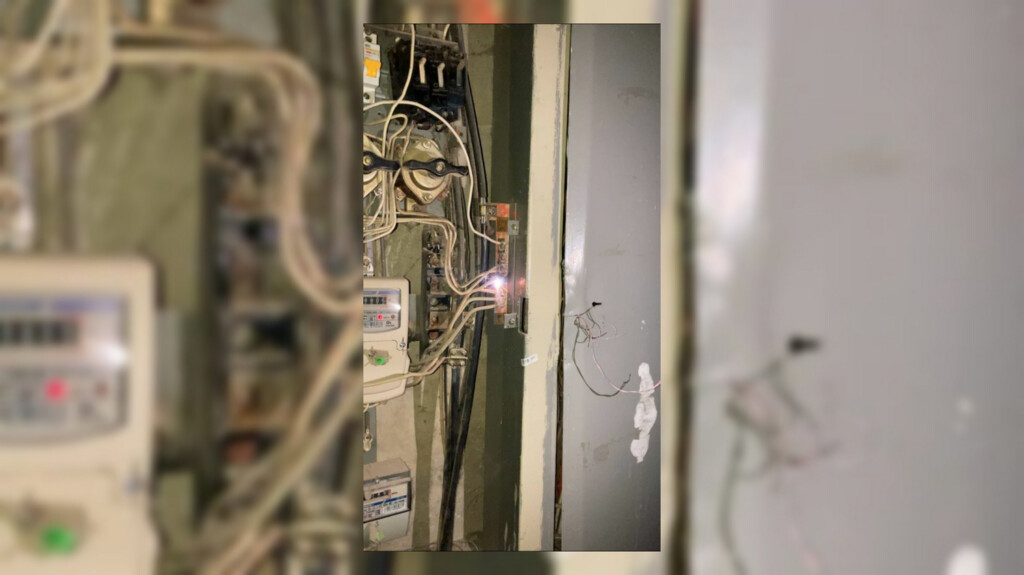 «В квартире взрывались лампочки»: волгоградцы лишились техники после аварии в доме, за которую никто не хочет отвечать