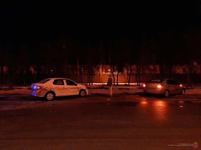 В ДТП с двумя такси в Волжском пострадал 6-летний мальчик