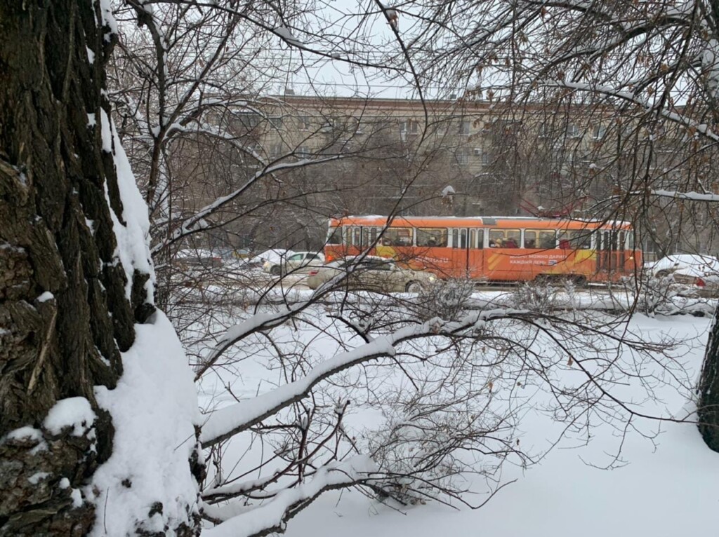 80 машин чистят снег на дорогах Волгограда