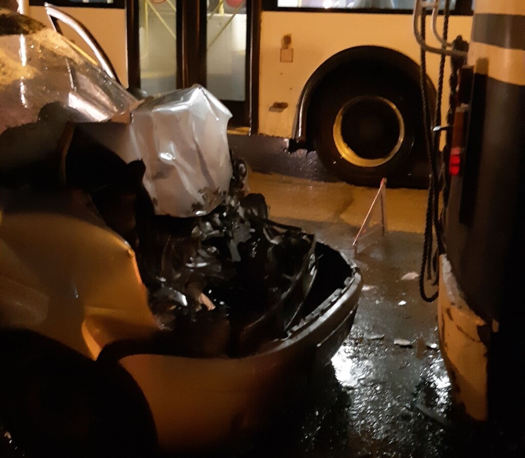 В МУП «Метроэлектротранс» рассказали об аварии троллейбуса и легковушки