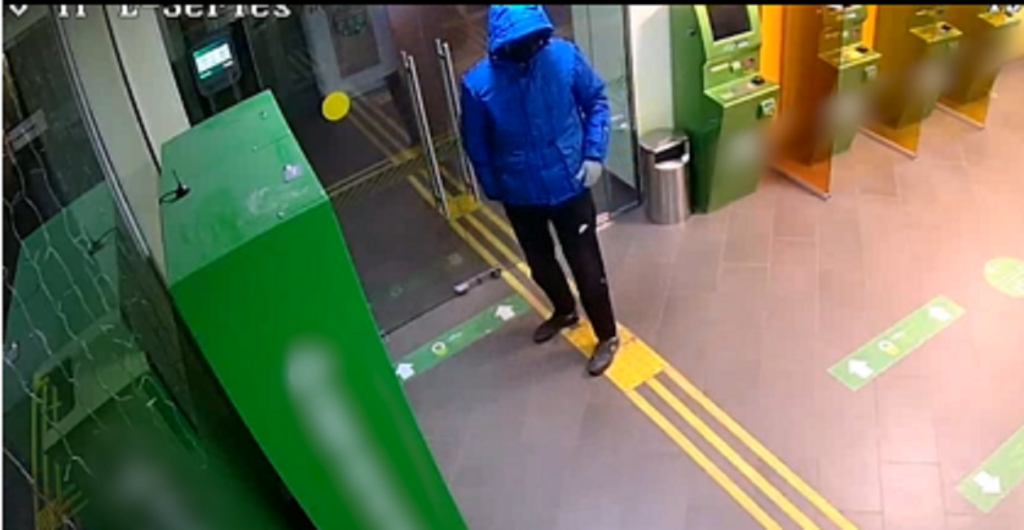 В Волжском разыскивают мужчину, пробравшегося ночью в отделение банка