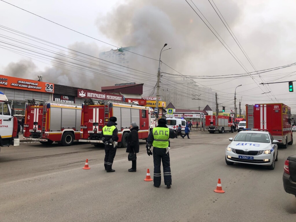 "Едкий дым и непотушенное пламя": пожар на Качинском рынке продолжается