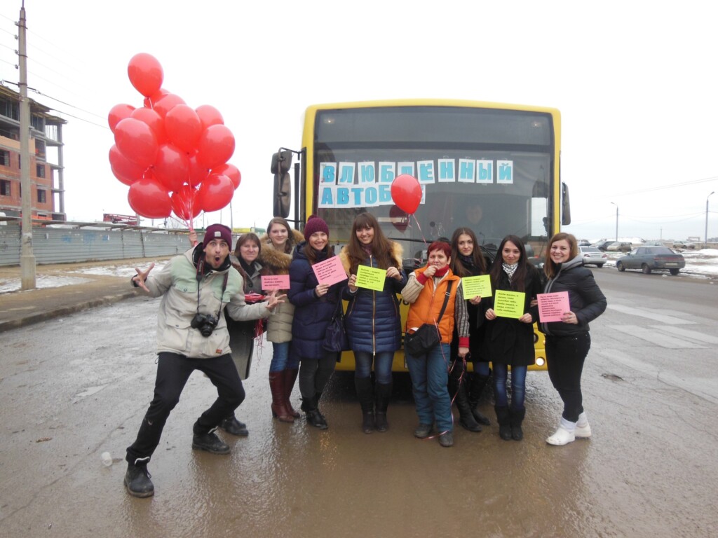 Аниматор, фотозона, валентинки, «Влюбленный автобус»: 14 февраля в Волжском отметят с размахом