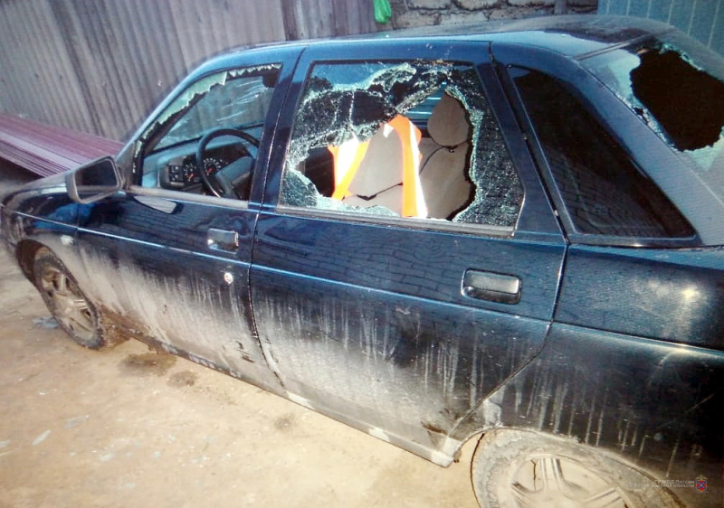 Обидчивый гость разбил битой машину и повредил дом жителю Урюпинска