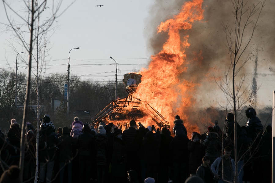 В Волгограде сожгли чучело Масленицы