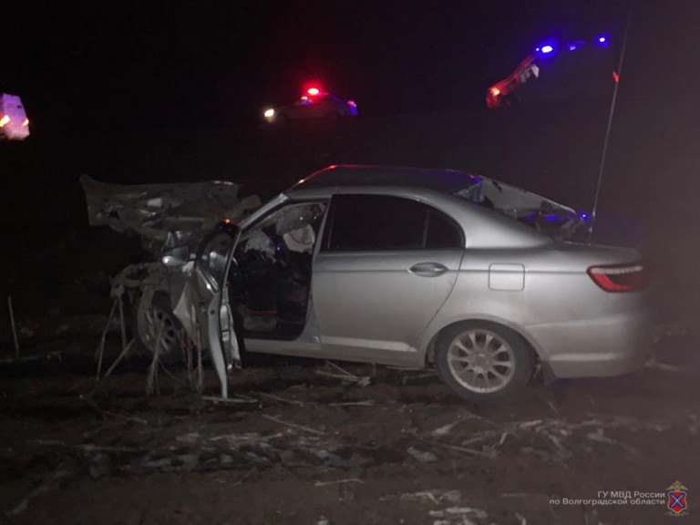 Водитель смятой в «гармошку» иномарки чудом выжил в ДТП на трассе в Волгоградской области