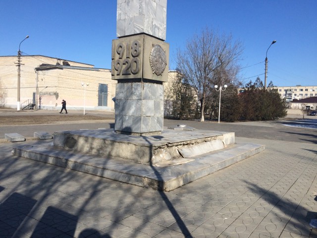 «Обещание власти не выполнили»: разваливающийся памятник в Суровикино так и не отреставрировали
