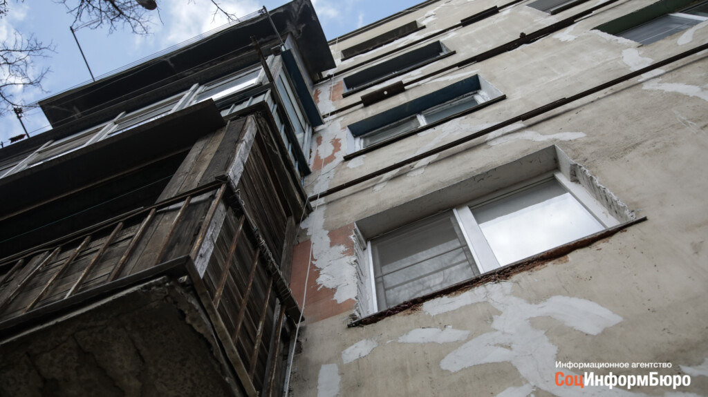 В Волгограде снос аварийного дома, ожидавшего расселения 5 лет, перенесли на 2025 год вопреки постановлению горадминистрации