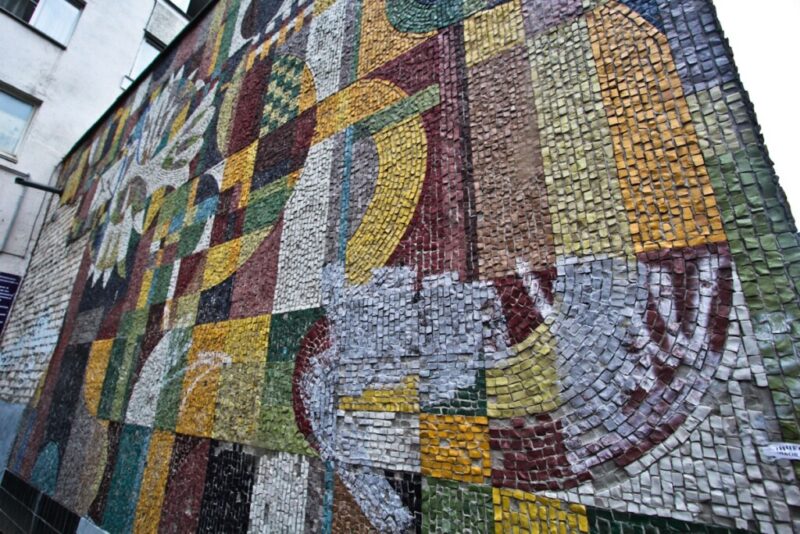 В Волжском почти за 2 миллиона восстановят многострадальное мозаичное панно