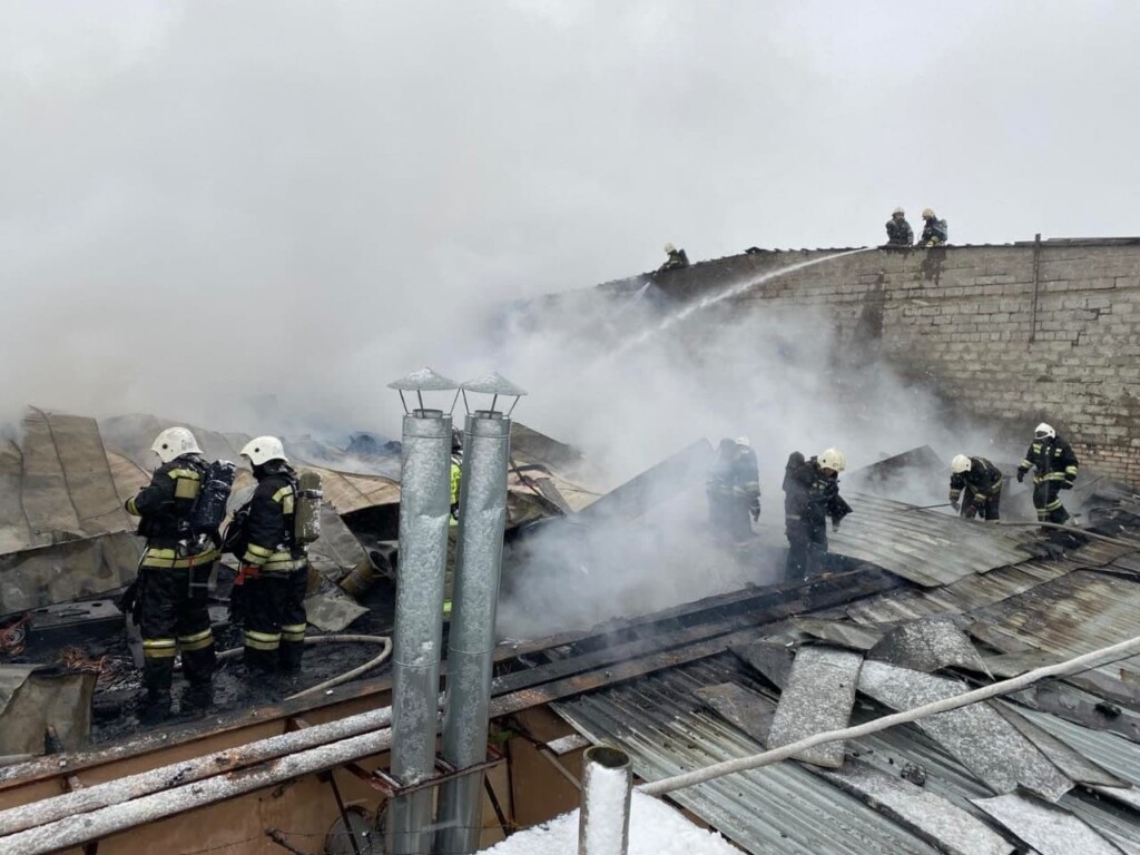 “Пришлось разбирать крышу”: в Волжском 3,5 часа тушили пожар