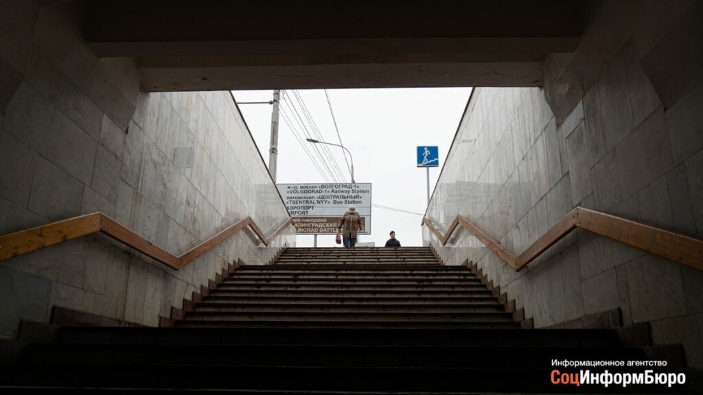 Волгоградцы возмущены исчезновением мраморной плитки со стен входа на станцию Площадь Ленина