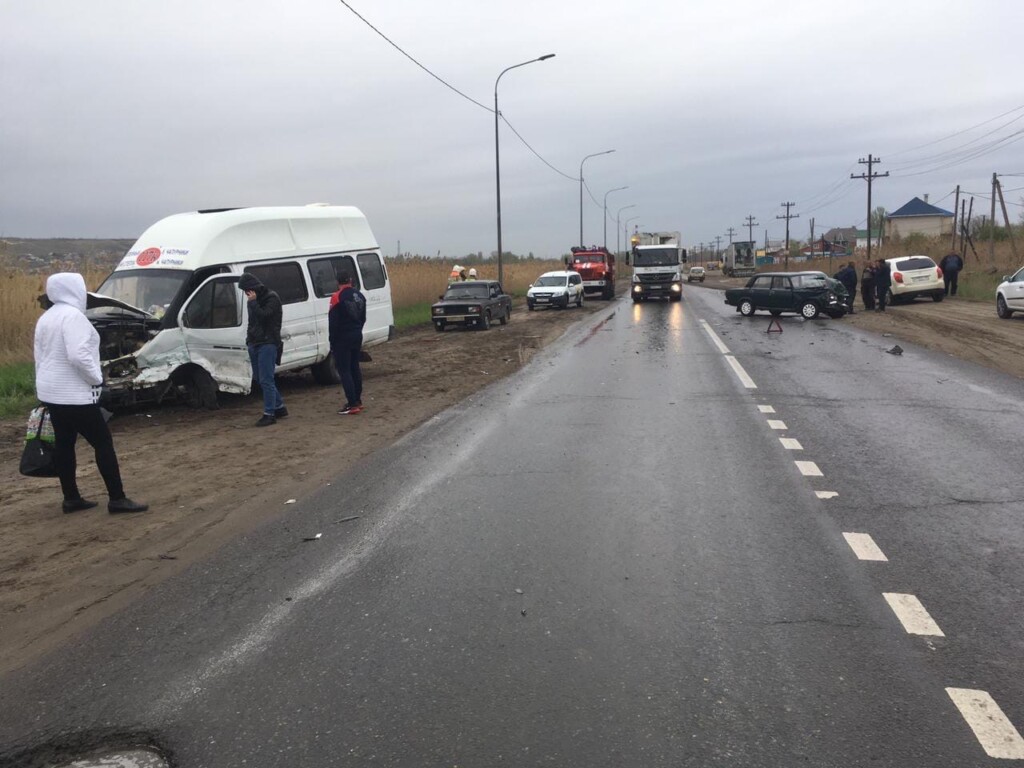 Маршрутное такси с пассажирами попало в ДТП в Красноармейском районе Волгограда
