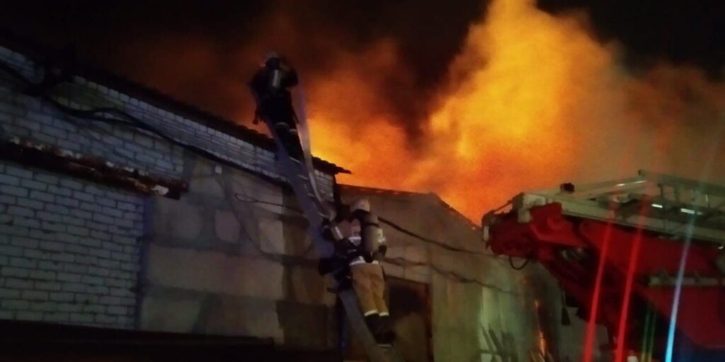Крупный пожар бушевал ночью в ангарах Кировского района