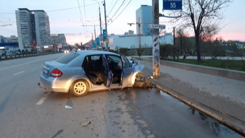 В Волгограде "Солярис" разбился "в хлам" после наезда на женщину