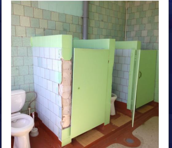 Школьный туалет из Волгограда лидирует в конкурсе самых нуждающихся в ремонте