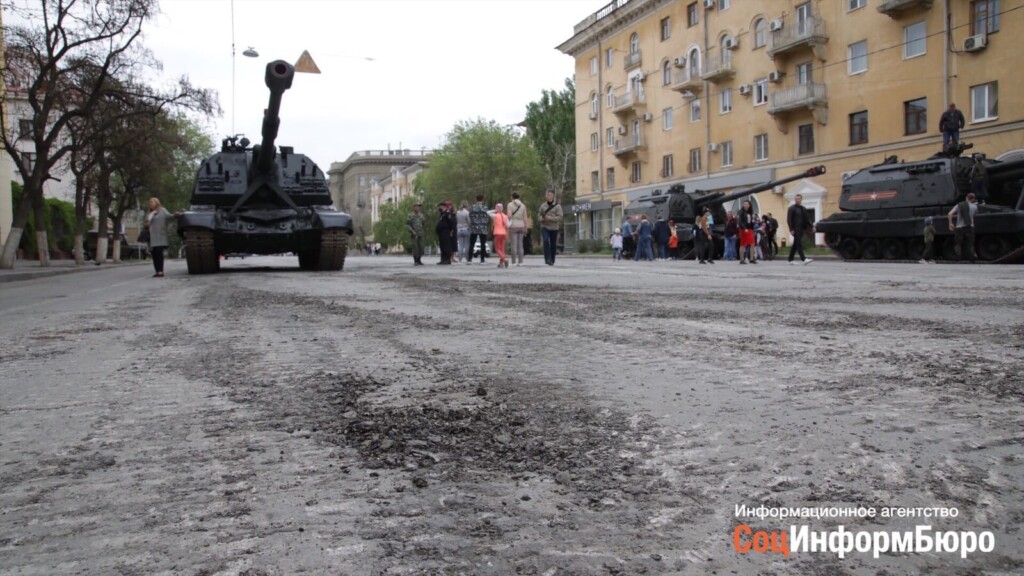 Военная техника повредила дороги в центре Волгограда 9 мая