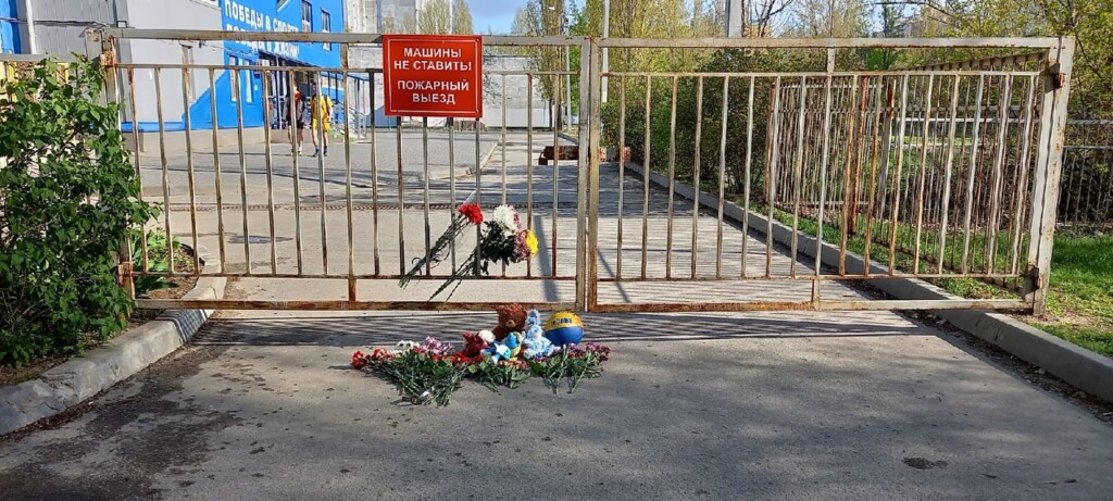 Волгоградцы оставляют цветы и игрушки у входа в ФОК, где тренировались погибшие спортсменки