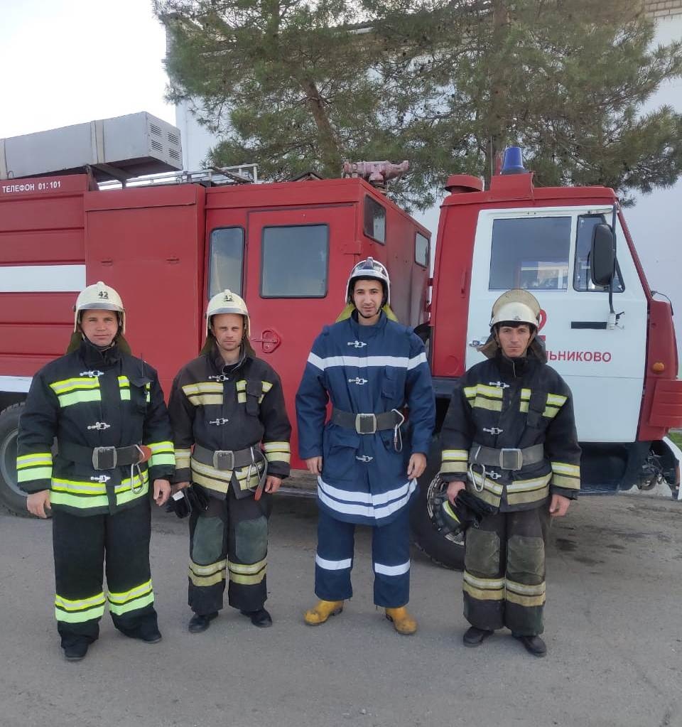 В Волгоградской области пожарные спасли четверых детей из загоревшегося дома