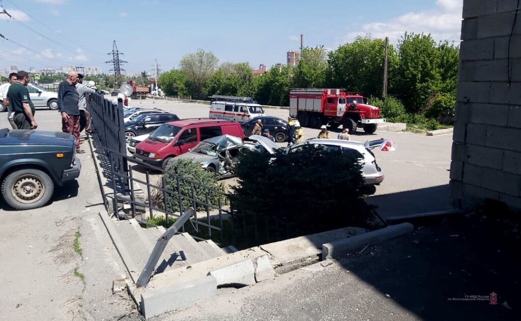 В Волгограде "Audi" рухнул на припаркованные машины: есть пострадавшие
