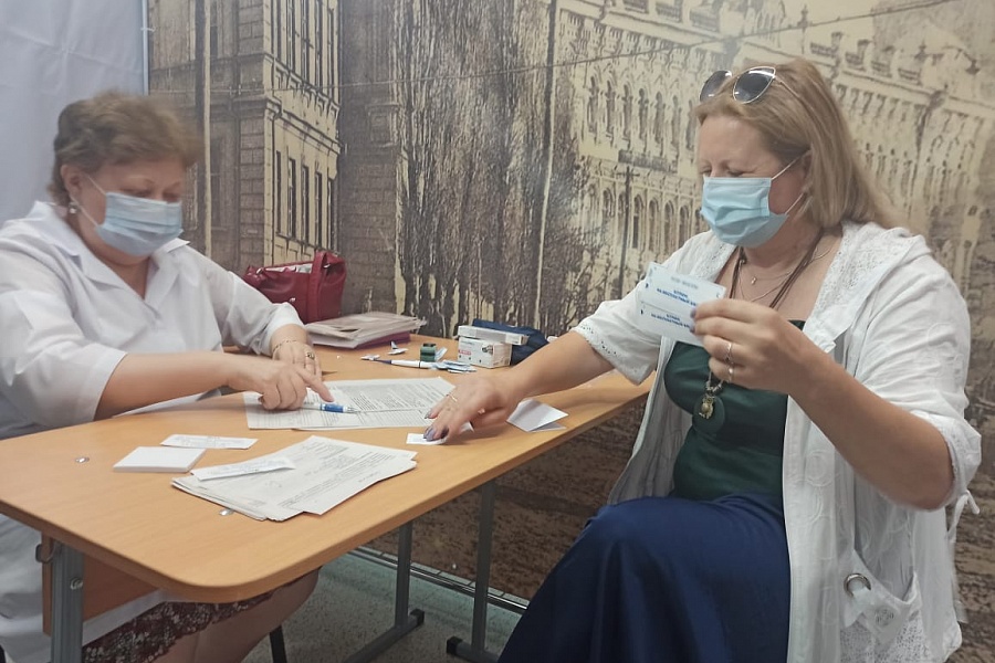 Бонус – бесплатная экскурсия: жителей Волгограда прививают от коронавируса в музее