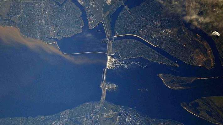 “Там уже который год многочасовые пробки”: Волжскую ГЭС засняли с космоса