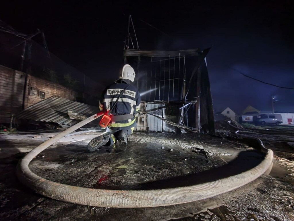 Торговый павильон сгорел в Дзержинском районе в Волгограде