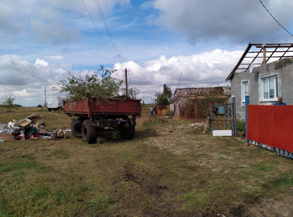 В Волгоградской области продолжают устранять последствия урагана