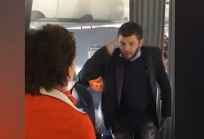 В Волгограде из-за дебошира посадили самолет. Видео