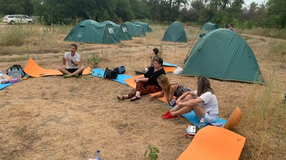 «Хотите отдыхать с палаткой, уведомляйте нас за 14 дней». Сотрудники обладминистрации разгоняют отдыхающих в пойме эко-активистов