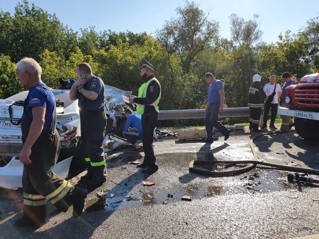 Три человека погибли в аварии с цементовозом на московской трассе под Волгоградом