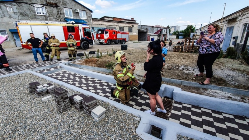Пожарный из Волгограда сделал «огненное» предложение своей девушке