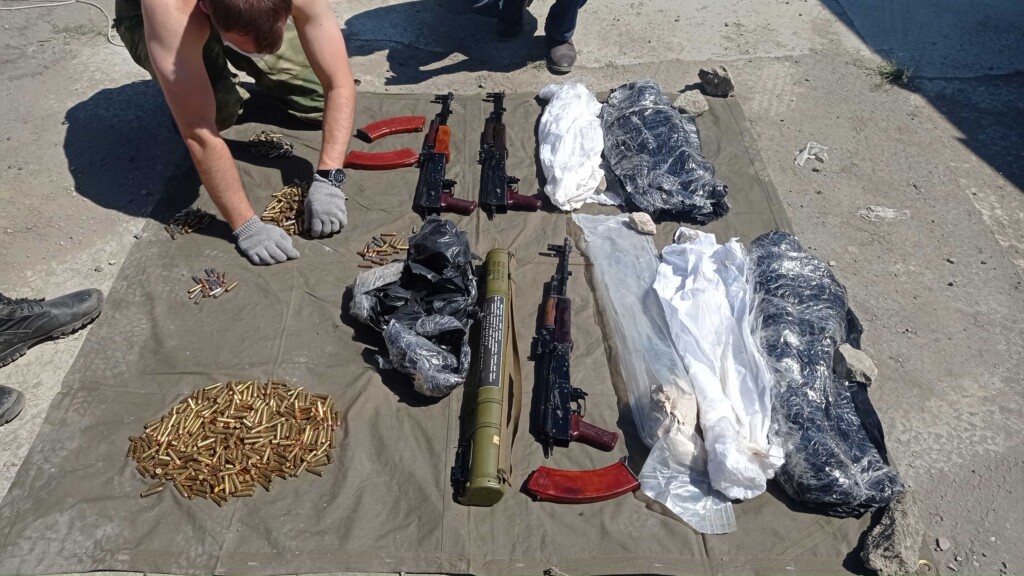 Сотрудники волгоградского УФСБ обнаружили  тайник ОПГ с автоматами и гранатометом