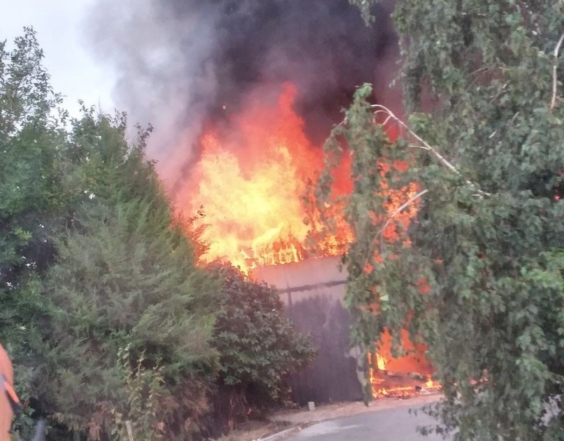 В Кировском районе у жилого дома огнем охвачен гараж
