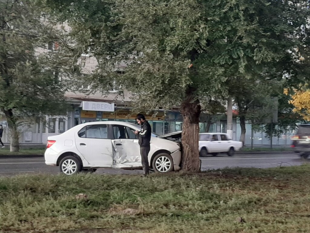 В Тракторозаводском районе Волгограда столкнулись три автомобиля и дерево