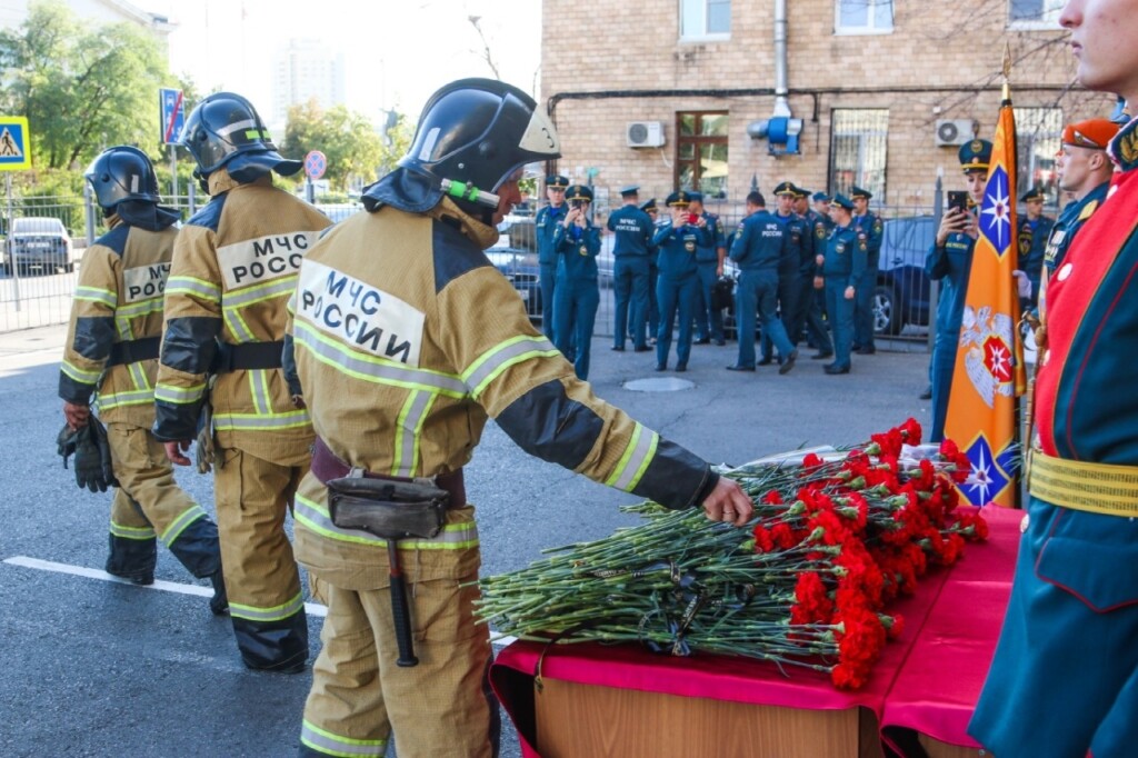 В Волгограде почтили память трагически погибшего главы МЧС Евгения Зиничева