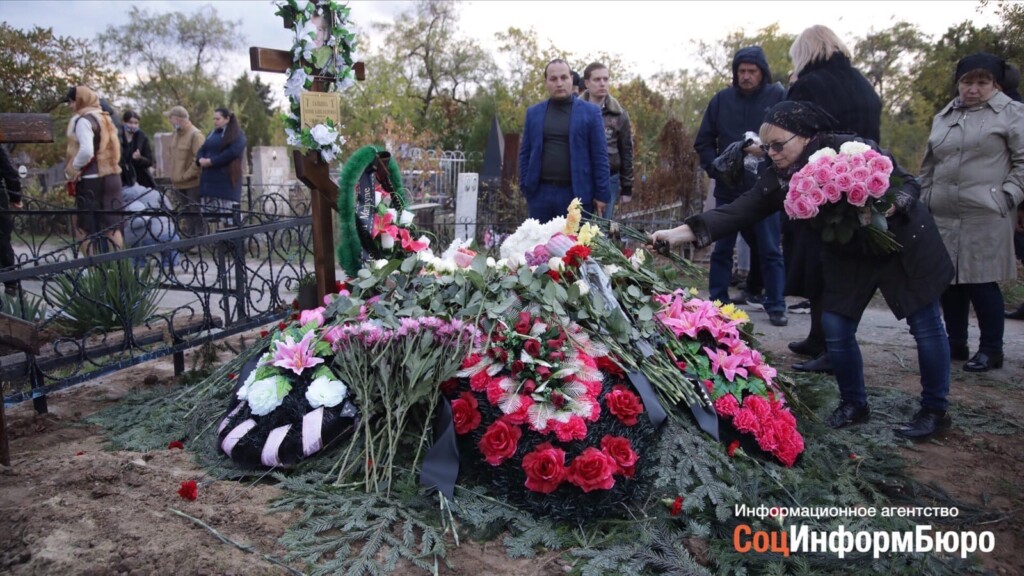 Песков и Пугачёва пришли на похороны Юдашкина