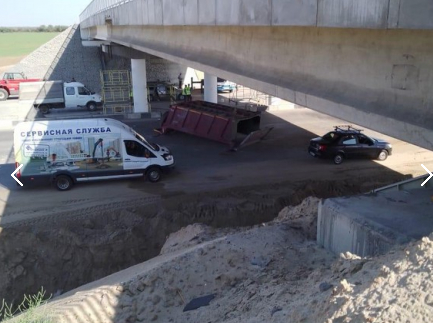 Под Волгоградом дорожный рабочий на КАМАзе протаранил строящийся мост