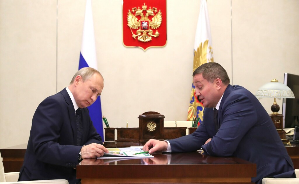 Губернаторов обязали до завтра отчитаться Владимиру Путину об ограничительных мерах в регионах