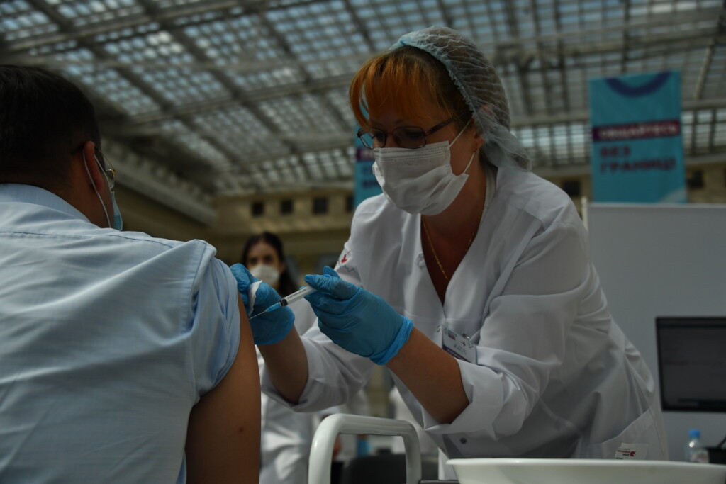 В Волгоградской области прививки от коронавируса не сделала даже половина жителей