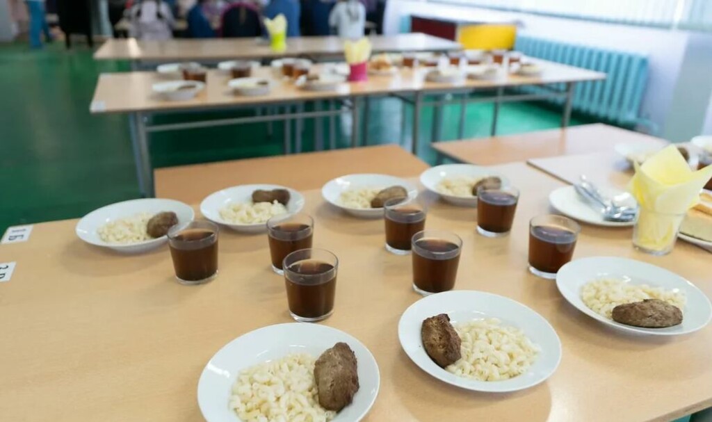 Более тысячи родителей учеников продегустировали еду в школьных столовых