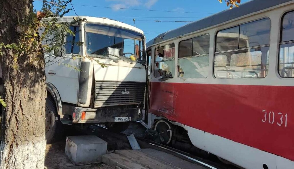 В Волгограде МАЗ протаранил трамвай