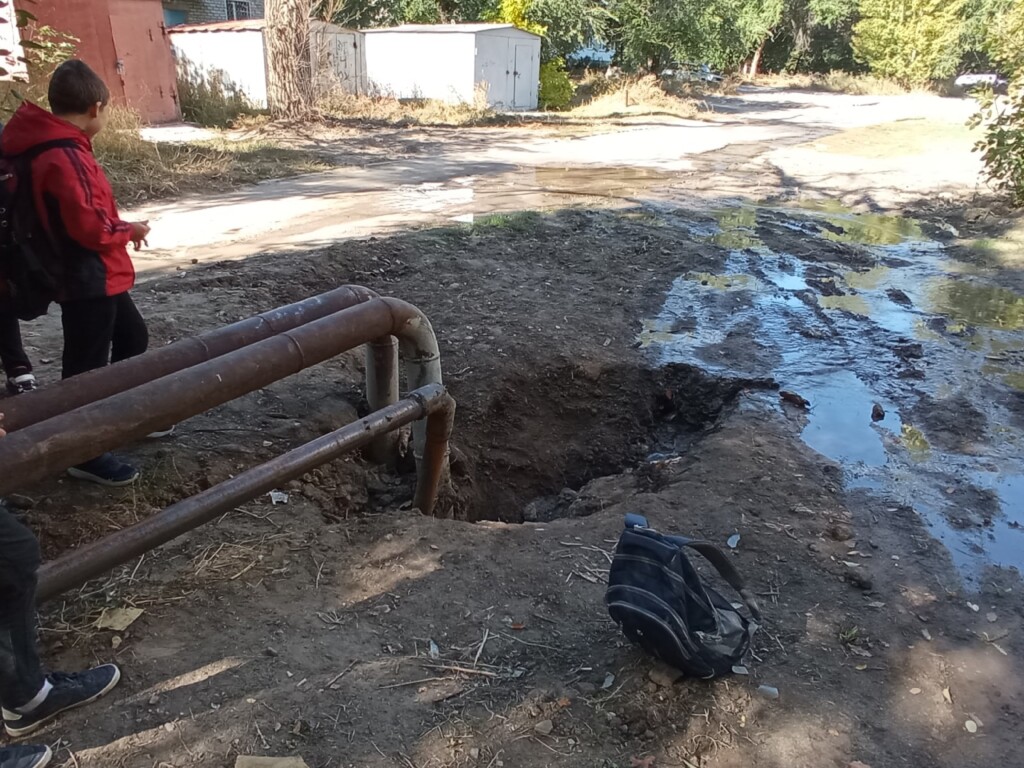 «Провал все шире, и там играют дети»: в Волгограде никак не устранят течь канализации на улице Кирова