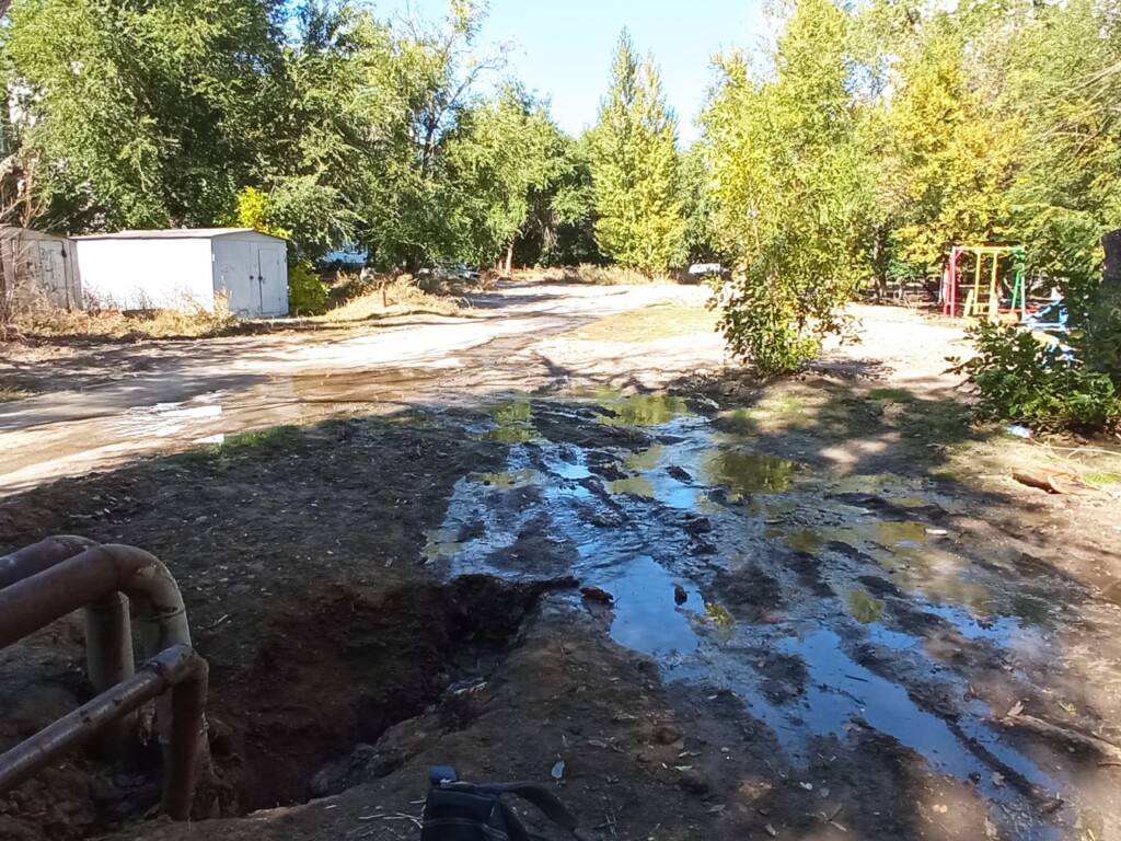 «Провал все шире, и там играют дети»: в Волгограде никак не устранят течь канализации на улице Кирова