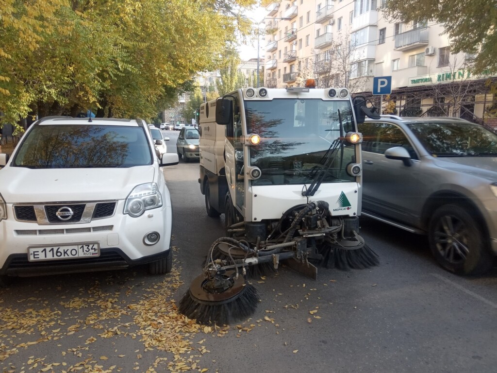 20 тонн листьев и мусора ежедневно вывозят с улиц осеннего Волгограда