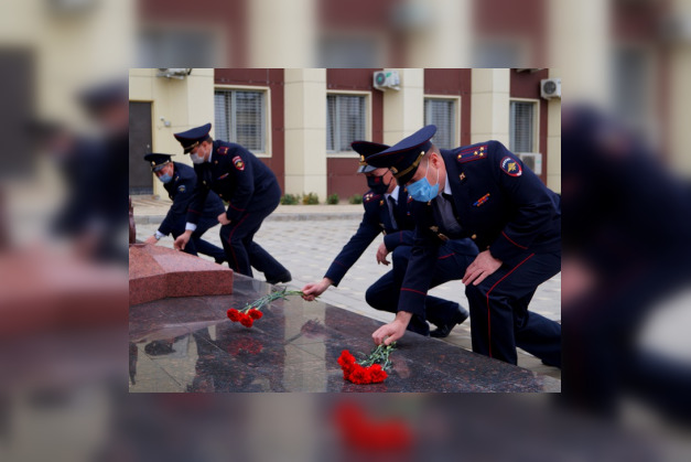 Волгоградские полицейские почтили память погибших при исполнении коллег