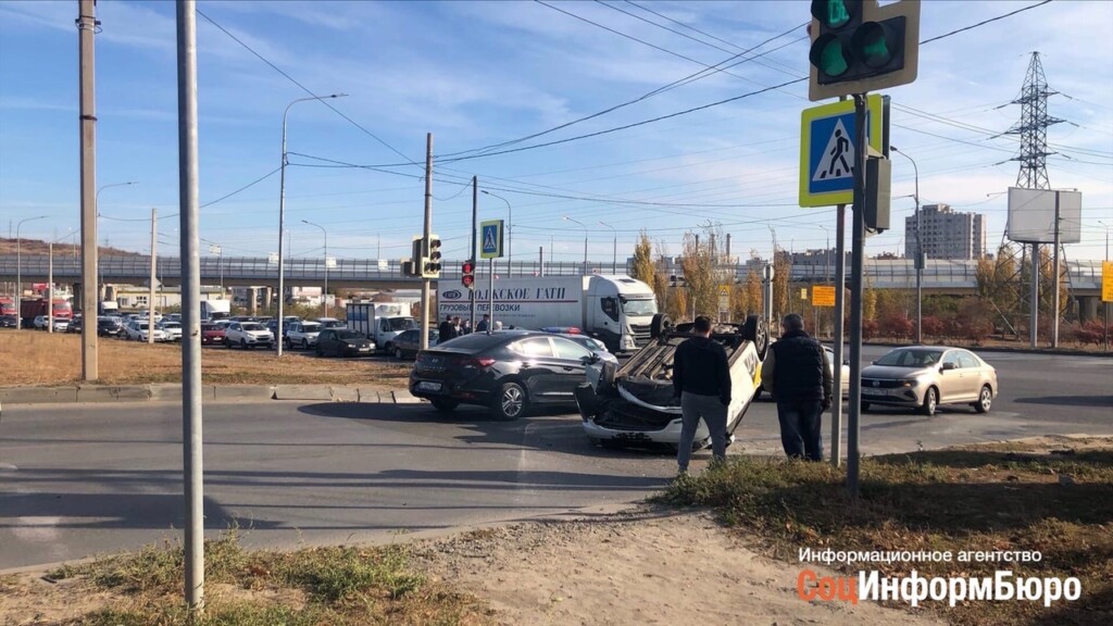 В Волгограде на Второй продольной перевернулось «Яндекс.Такси»: пострадал пассажир