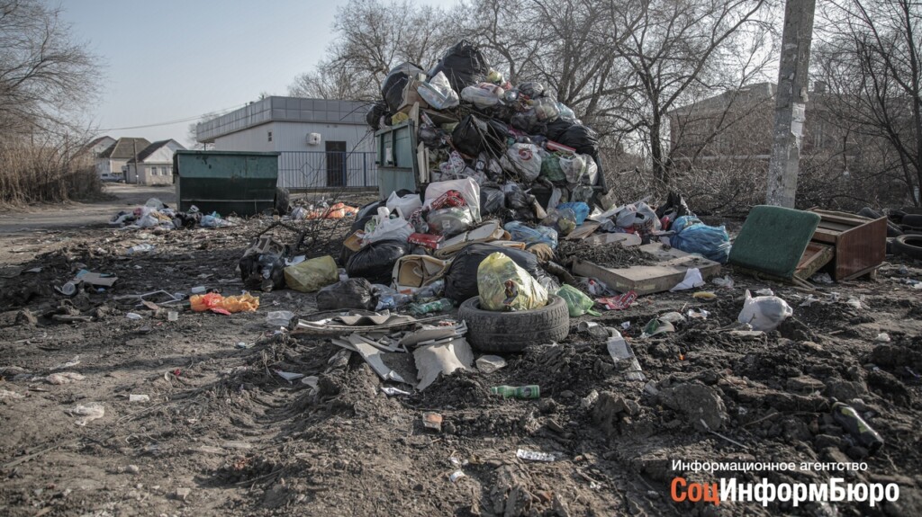 За два дня из центра Волгограда вывезли 9 КамаЗов мусора