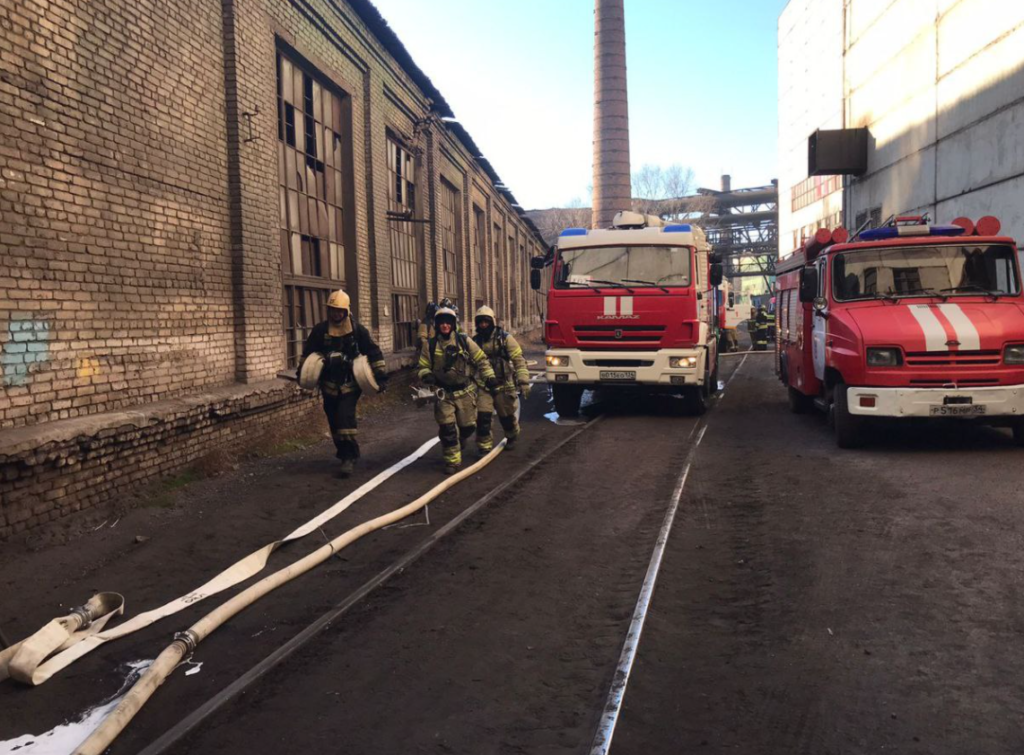 Спасатели тушат листопрокатный цех «Красного Октября» в Волгограде
