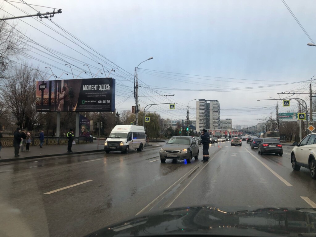 В Волгограде на площади Чекистов водитель “Приоры» сбил пешехода